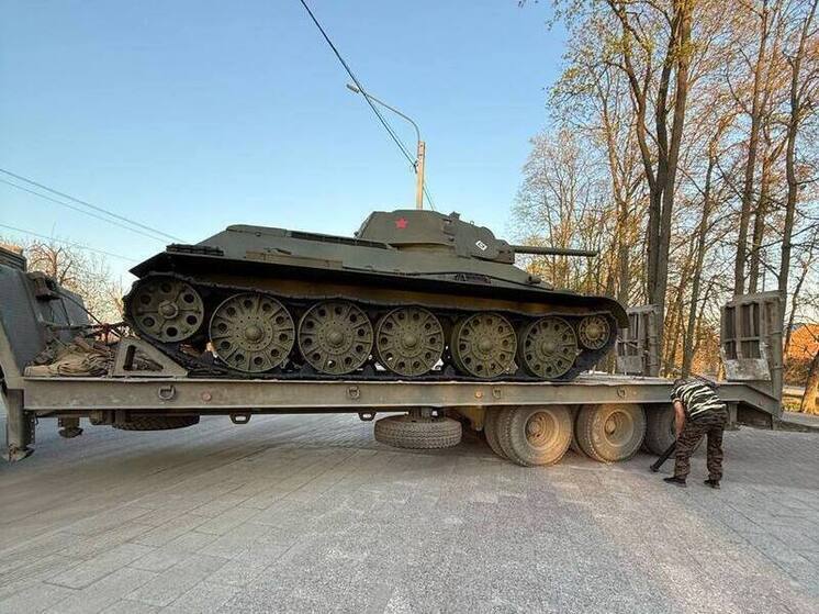 Танк Т-34 установили у мемориала в Рамони ко Дню Победы