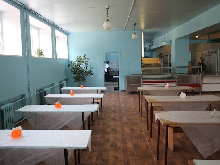 Волгоградский суд обязал заменить мебель в школьной столовой