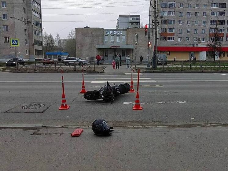 Мотоциклист перевернулся на Псковской и получил травму головы