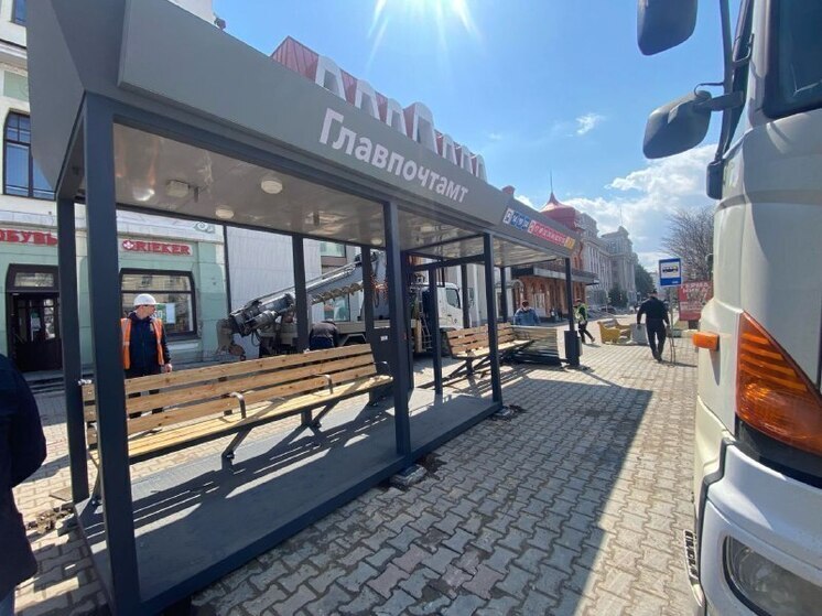 В Хабаровске устанавливают новые остановочные павильоны по нацпроекту