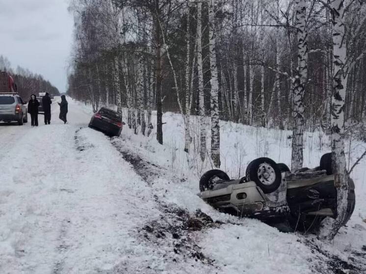 Машина опрокинулась: девочка и женщина пострадали в аварии под Томском