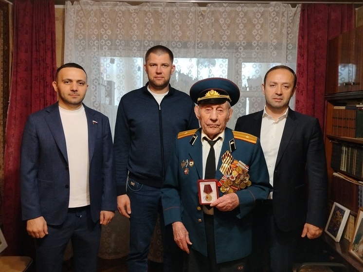 Сочинские депутаты вручили медаль «80 лет Победы» Николаю Климову