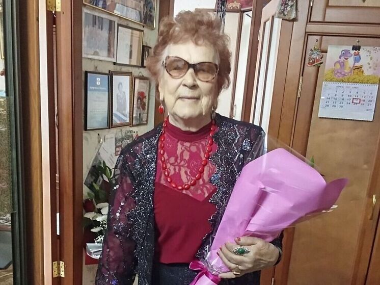 Труженицу тыла из Саяногорска поздравили с 95-летием