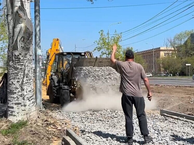 В Советском районе Волгограда возле ЗАГСа благоустраивают сквер