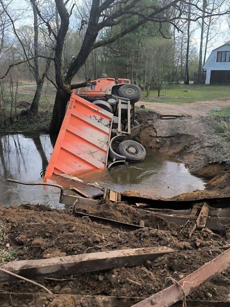 Проезд в калужскую деревню закрыт из-за развалившегося моста