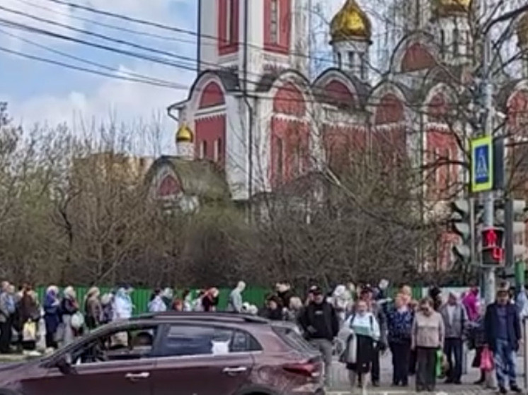 Накануне Пасхи огромная очередь выстроилась в Одинцовский в храм для освещения куличей
