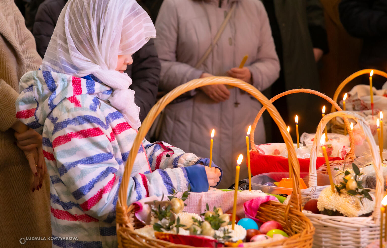 В преддверии праздника Светлого Христова Воскресения в соборе Александра Невского в Петрозаводске проходит освящение куличей, пасок и яиц
