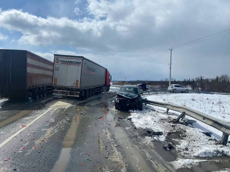 Грузовик и легковушка столкнулись на Объездной дороге Томска