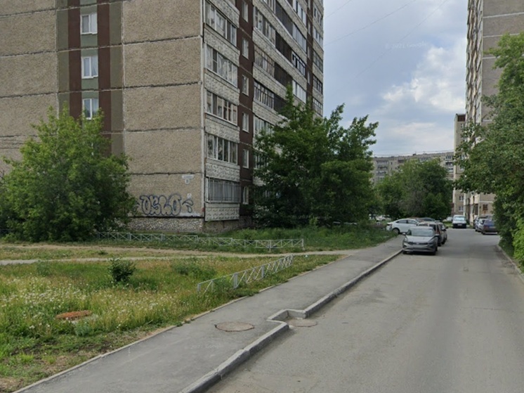 В многоэтажке в Екатеринбурге полыхает пожар