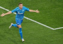 Форвард клуба "Акрон" Артем Дзюба, забивший мяч в ворота "Спартака" в матче 25-го тура РПЛ с пенальти, показал спрятанную под формой футболку, на которой было написано "Был лось