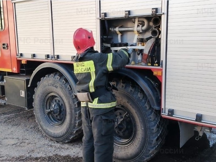 Под Тарусой трое спасателей тушили бытовые вагончики