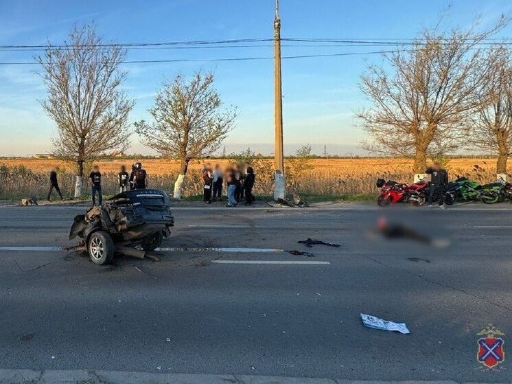 В Волгограде «Ладу» после удара о столб разорвало пополам, погиб один человек