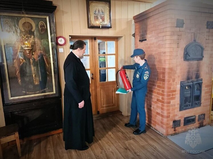 Сотрудники МЧС проинспектировали ленинградские храмы перед Пасхой