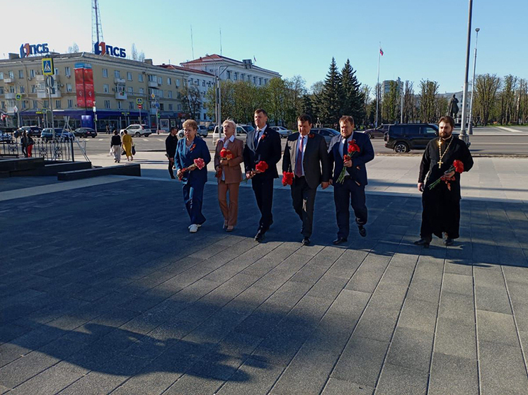 Смоленские парламентарии посетили мемориал «Незаживающая рана Донбасса» в Луганске