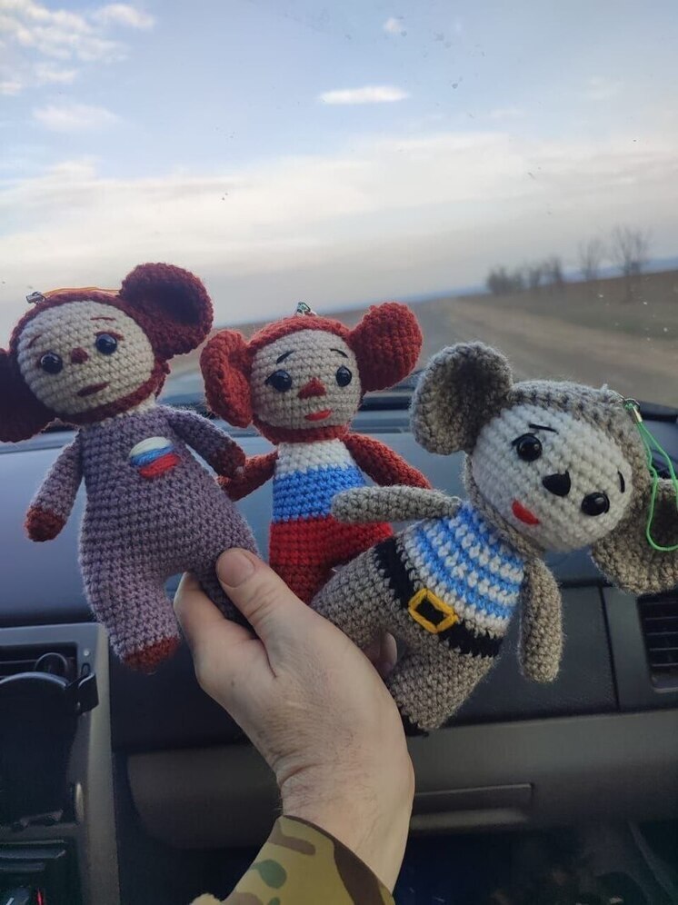 В Левокумском округе начали изготовление вязаных сувениров для бойцов фронта