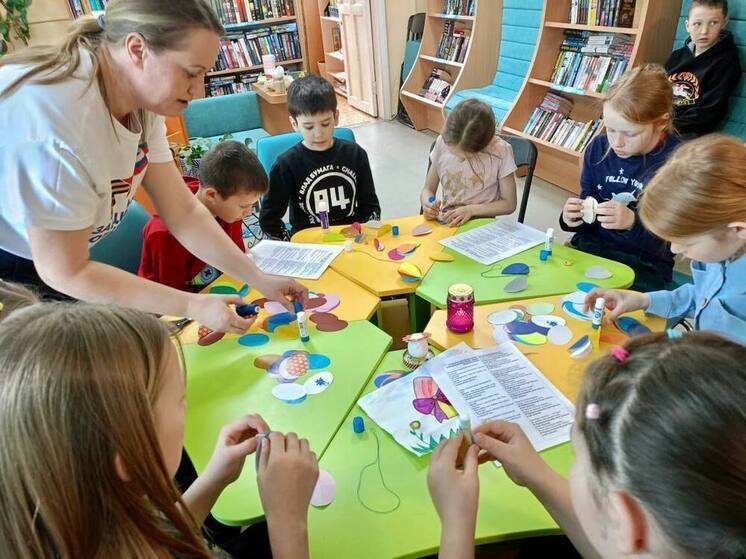 В Томске дети участников СВО украшали пасхальные яйца