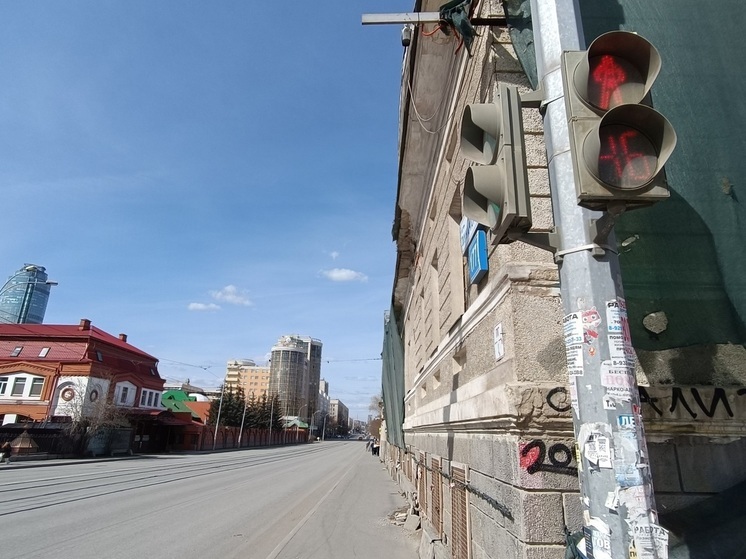 Разрушающийся памятник в центре Екатеринбурга опасен для прохожих
