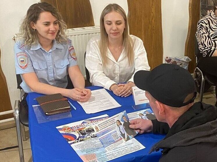 Полицейские Хакасии искали новых сотрудников на ярмарке трудоустройства