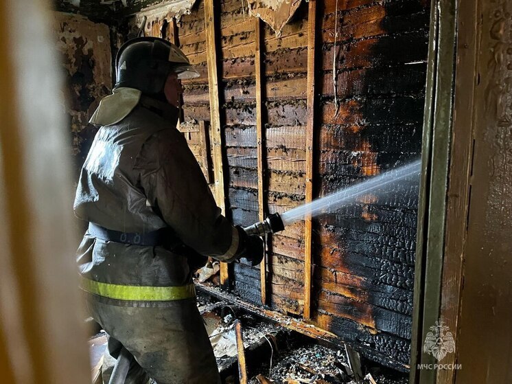 В городе Приамурья воспламенило заброшенное двухэтажное строение