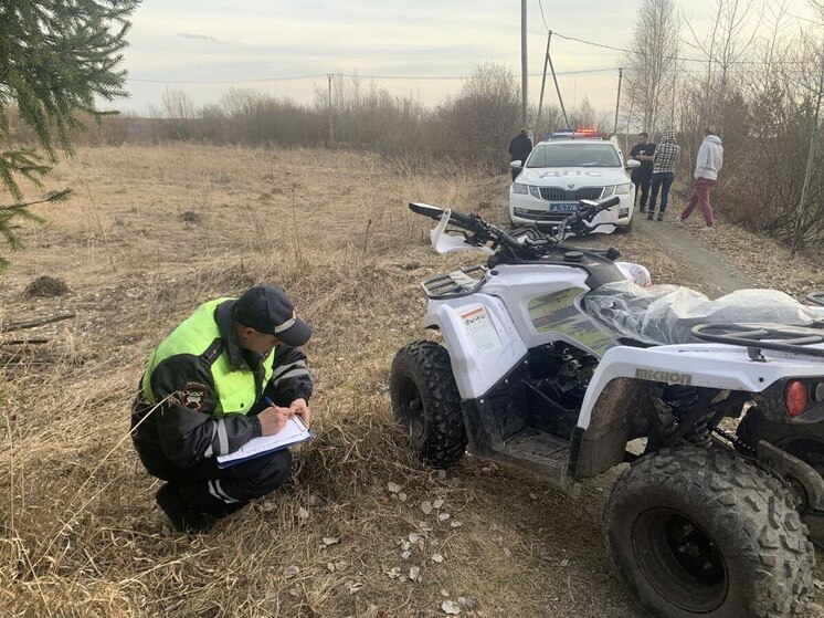 В селе Логиново водитель квадроцикла без прав врезался в опору ЛЭП