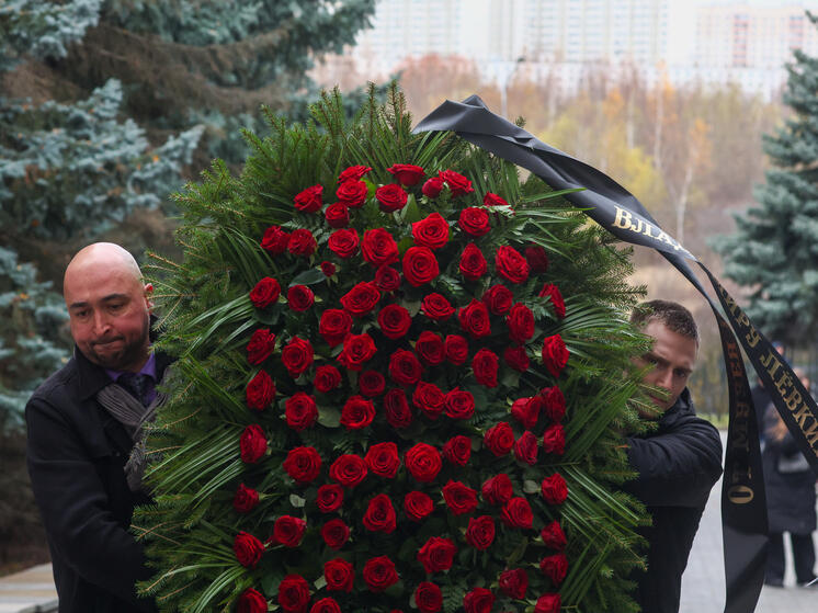 В возрасте 76 лет ушел из жизни директор группы «На-На» Виталий Фроликов