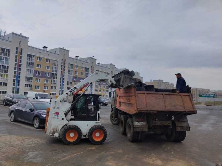 В Чебоксарах начали вывоз самодельных «ограждений» с парковок во дворах