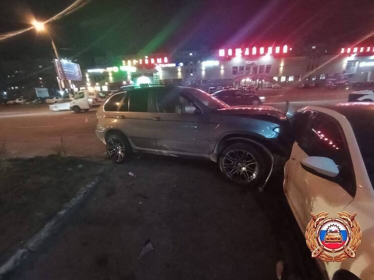 Четыре человека получили травмы после массовой аварии в Твери