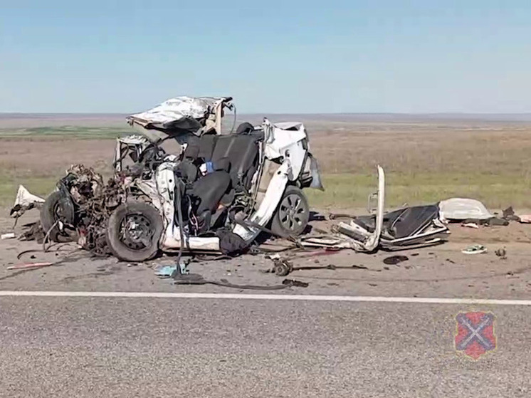 В Волгоградской области фура смяла иномарку, погиб водитель