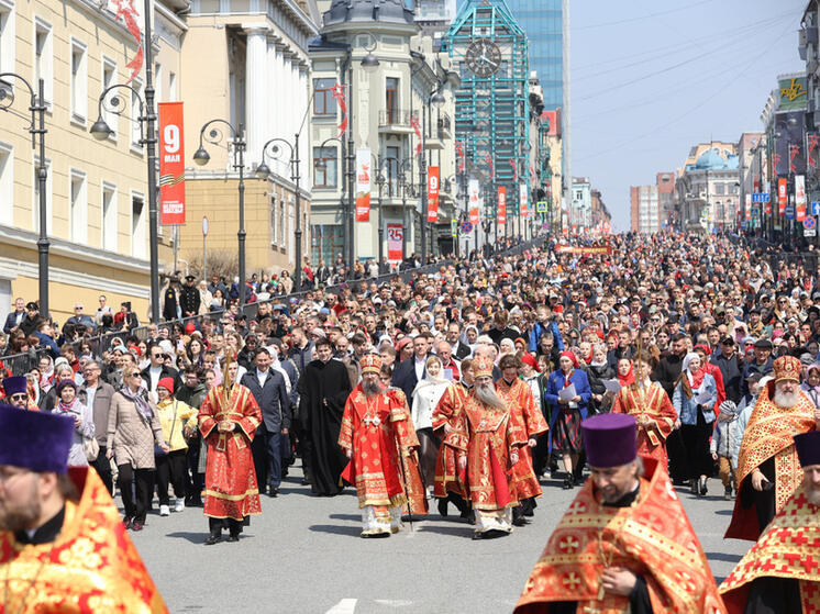 Крестный ход во Владивостоке собрал сотни верующих горожан