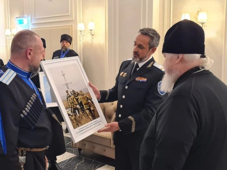Митрополиту Кириллу подарили картину о событии в Запорожье