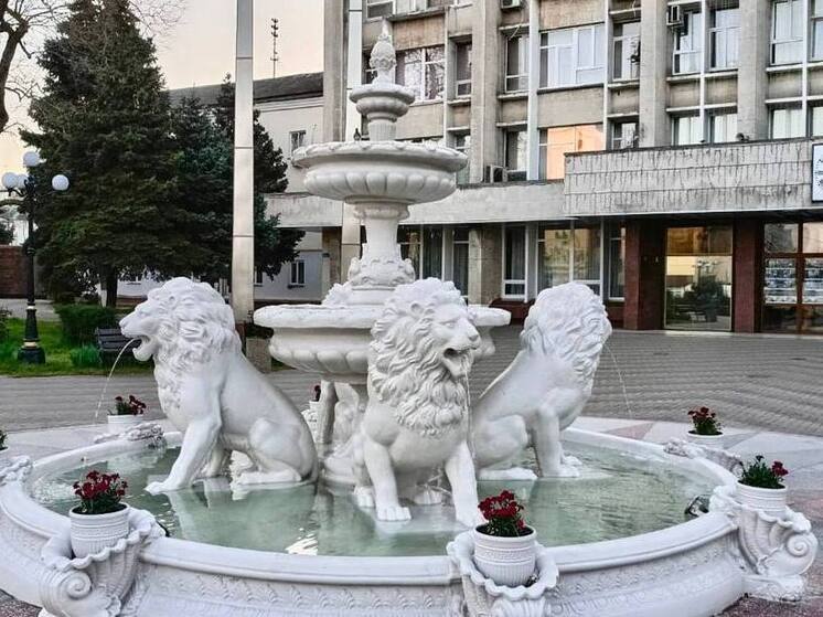 В Керчи начали запускать городские фонтаны