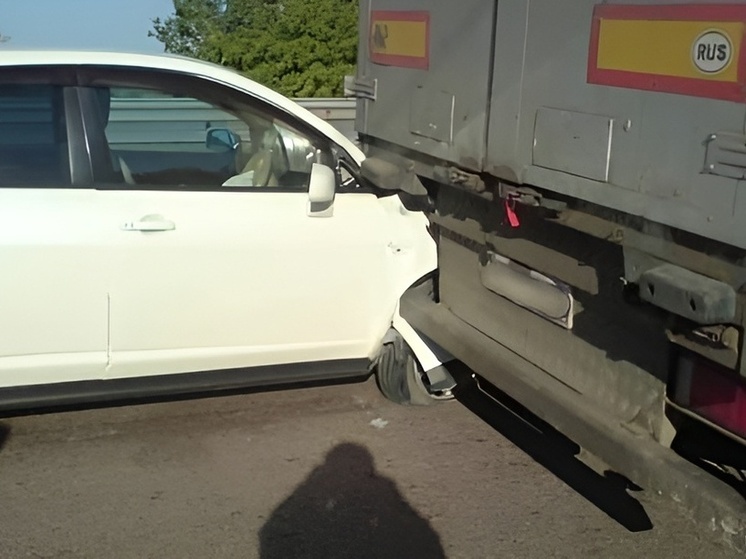 Под Воронежем легковой автомобиль врезался в фуру
