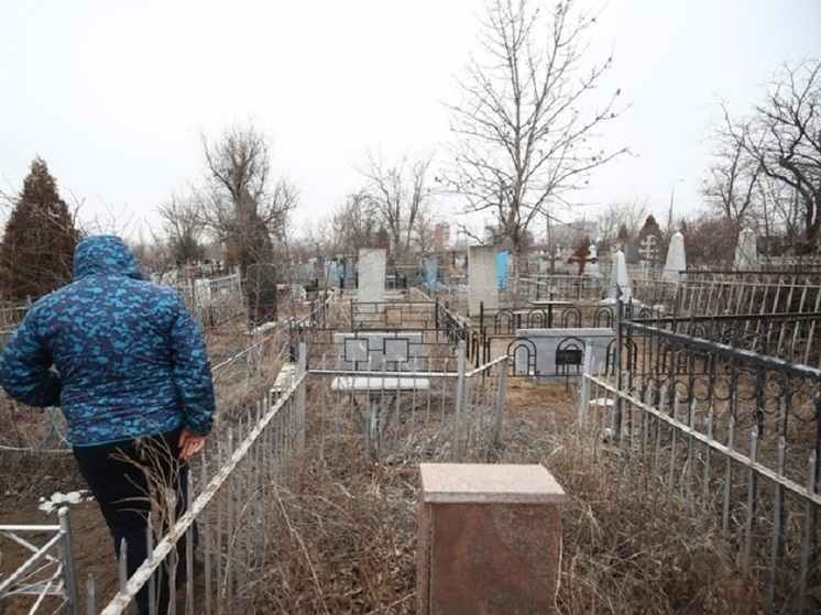 В Волгограде водитель-инвалид врезался в памятник на могиле