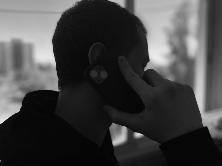 Мошенники лишили молодого жителя Твери крупной суммы денег, запугав заграничными преступниками