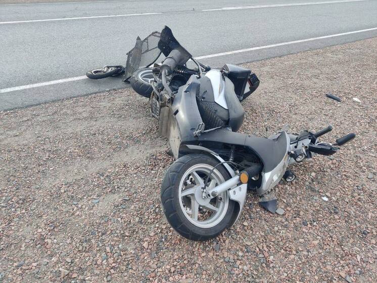 В Хакасии одна Toyota догнала мопед, вторая не разъехалась с опорой ЛЭП