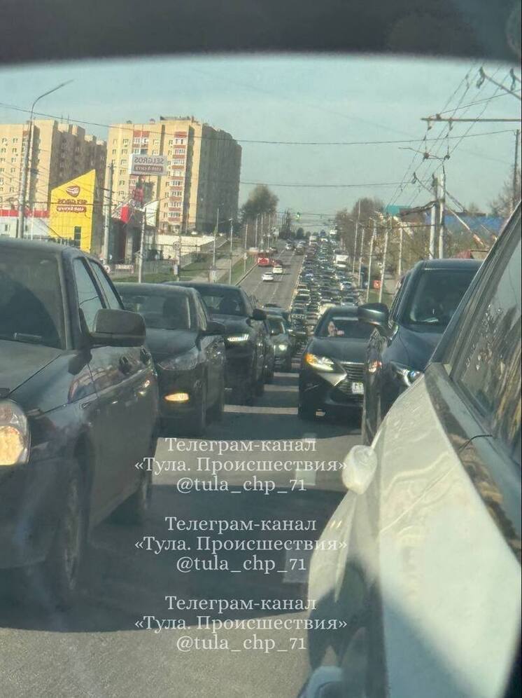 В Туле из-за ДТП на Октябрьской улице образовалась пробка