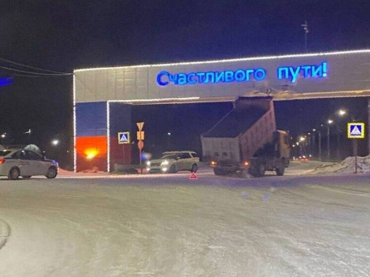 КАМАЗ врезался кузовом в арку на въезде в Салехард