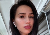 Российская фигуристка Алина Загитова проводит отпуск во Франции. Олимпийская чемпионка посетила Лувр в оригинальном наряде и привела в недоумение подписчиков.