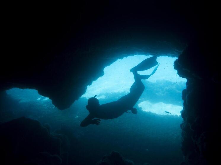 «Дыра в океане»: загадочная воронка на побережье США пугает туристов и учёных