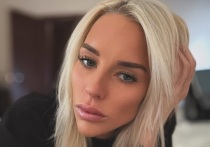 Тринадцатикратная чемпионка мира по художественной гимнастике и серебряный призёр Олимпиады в Рио-де-Жанейро Яна Кудрявцева отдыхает с мужем, хоккеистом Дмитрием Кугрышевым, и дочками в ОАЭ. Красавица-спортсменка воспользовалась случаем, чтобы сфотографироваться в песках.