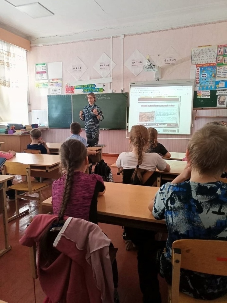 Кинолог провела урок мужества для третьеклассников в Опочке