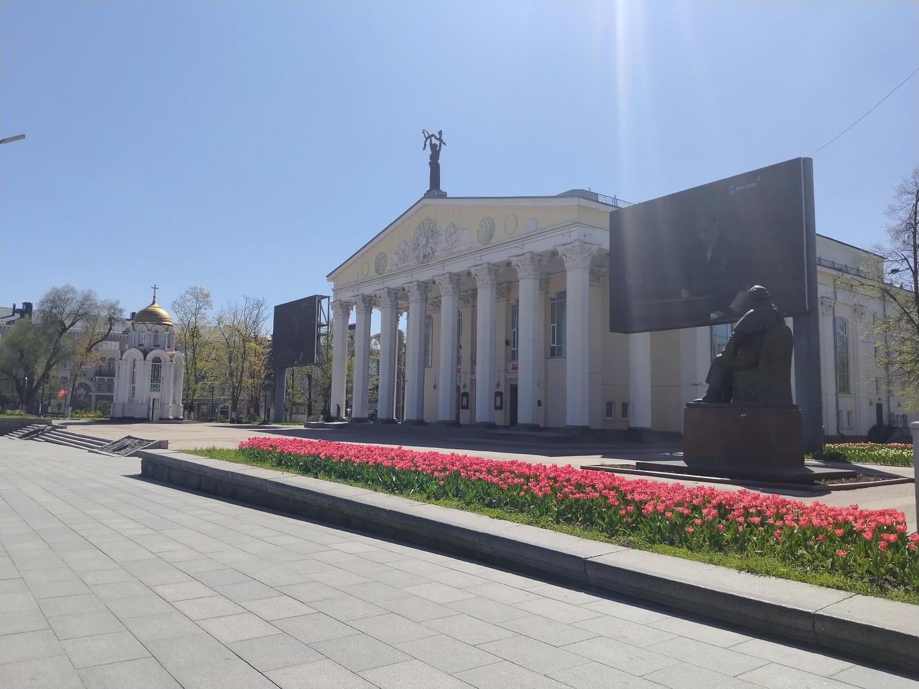 Белгородская весна: кадры цветочных рек на улицах облцентра
