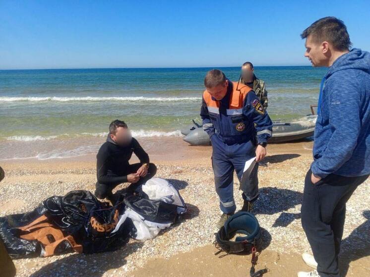 В Крыму спасатели помогли мужчине, которого унесло в море на кайт-доске