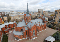 В середине дня в соборе Непорочного зачатия Девы Марии, что на Малой Грузинской — пустота и тишина