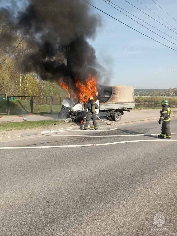 Калужские спасатели тушили «Газель» на Гагаринском мосту