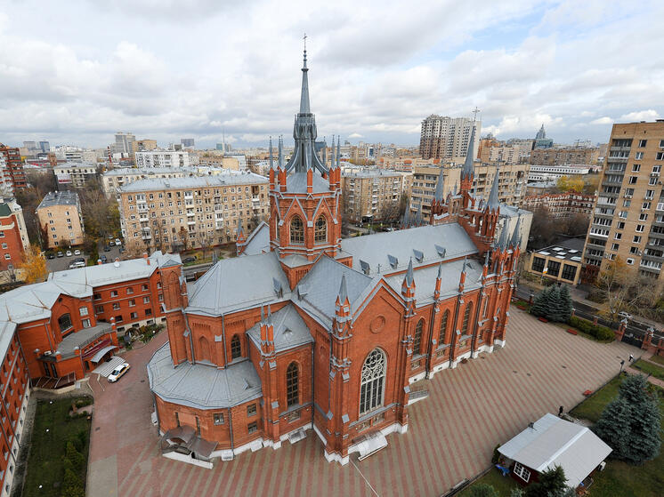 Прихожане оставляют соболезнования в специальной книге в соборе Непорочного зачатия