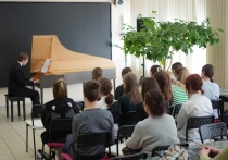 Ученики и преподаватели Боровичской детской школы искусств стали слушателями необычного концерта: для них прозвучала барочная клавесинная музыка XVII – XVIII веков