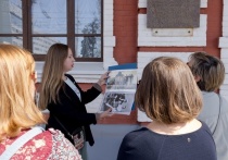 На большую пешеходную экскурсию жителей и гостей областного центра вновь пригласили сотрудники областной картинной галереи. В эти выходные все желающие прогулялись по тамбовским местам великого русского композитора Сергея Васильевича Рахманинова. Впервые с творческим проектом ценители краеведения познакомились прошлой осенью.