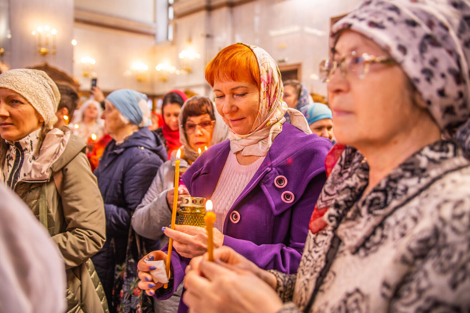 Лампады с частичкой Благодатного огня зажгли верующие Хабаровска: фото