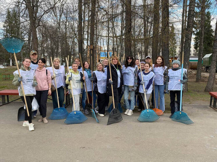 Сбер заботится о чистоте города: сотрудники банка присоединились к субботнику в столице Марий Эл